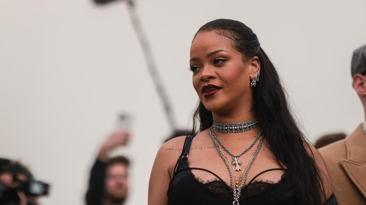 Watch Rihanna Lead Vibrant Super Bowl LVII Halftime Show With Her Hits –  The Hollywood Reporter