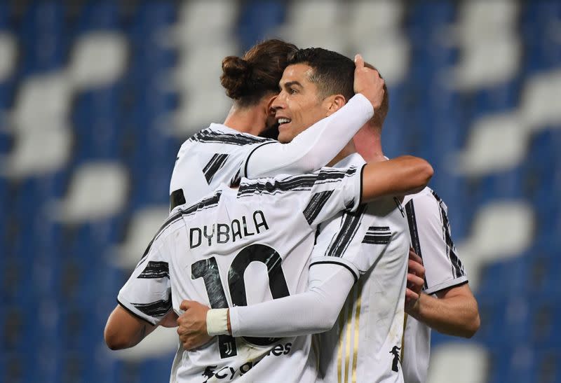 Cristiano Ronaldo celebra con sus compañeros tras marcar un gol en la victoria de la Juventus sobre Sassuolo por la Serie A, en Mapei Stadium, Citta del Tricolore, Reggio Emilia, Italia