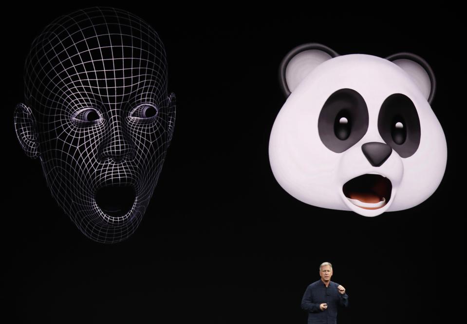 <p>Face ID también permite algunas funcionalidades divertidas como los emojis animados, también conocidos como “Animojis” (<em>REUTERS</em> / Stephen Lam). </p>