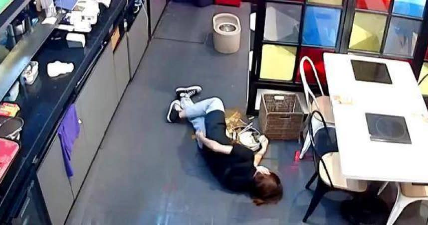 大陸四川一名餐廳女店員因地板太滑不慎摔倒，另一名男店員見狀趕緊上前幫忙，沒想到2人卻一起摔到地上。（圖／翻攝搜狐新聞）