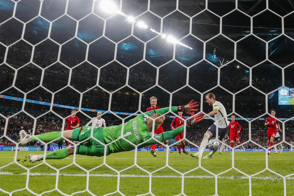 Harry Kane anota el segundo gol de Inglaterra en la victoria 2-1 ante Dinamarca en las semifinales de la Euro 2020, el miércoles 7 de julio de 2021. (AP Foto/Frank Augstein)