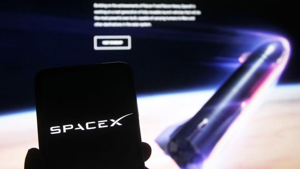 Logo de Space X en una pantalla.