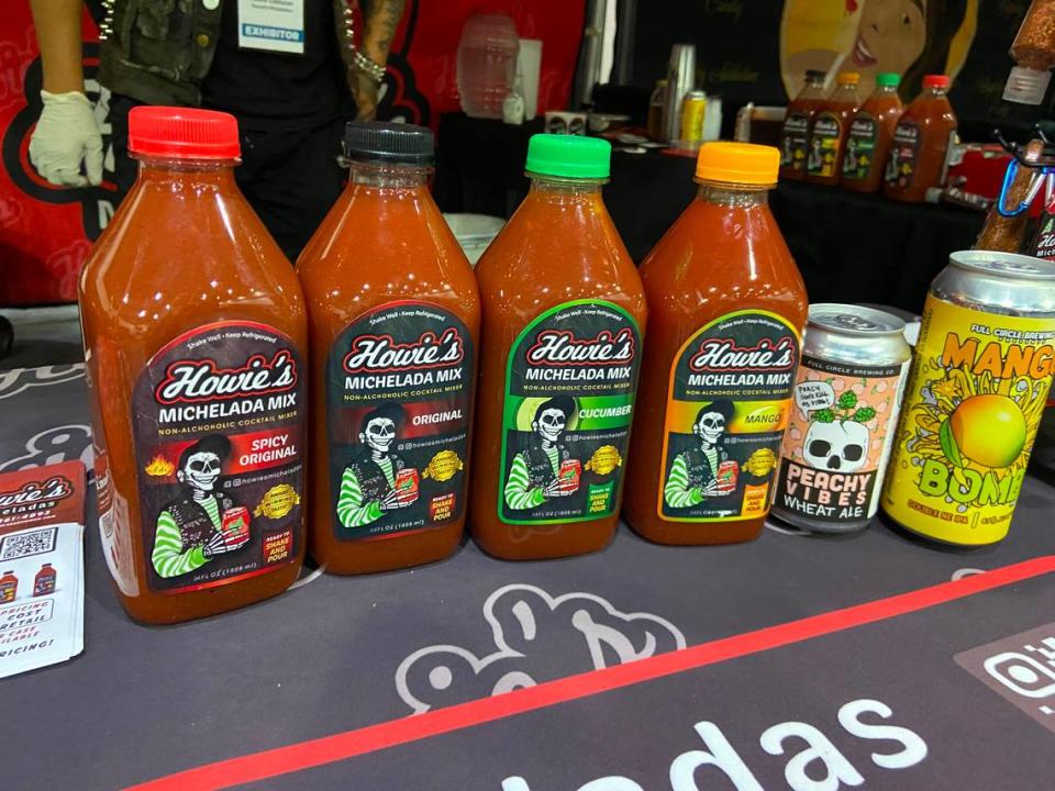 Howie's Micheladas vende mezclas para micheladas como estas. Solo tienes que añadir cerveza, limón y hielo.