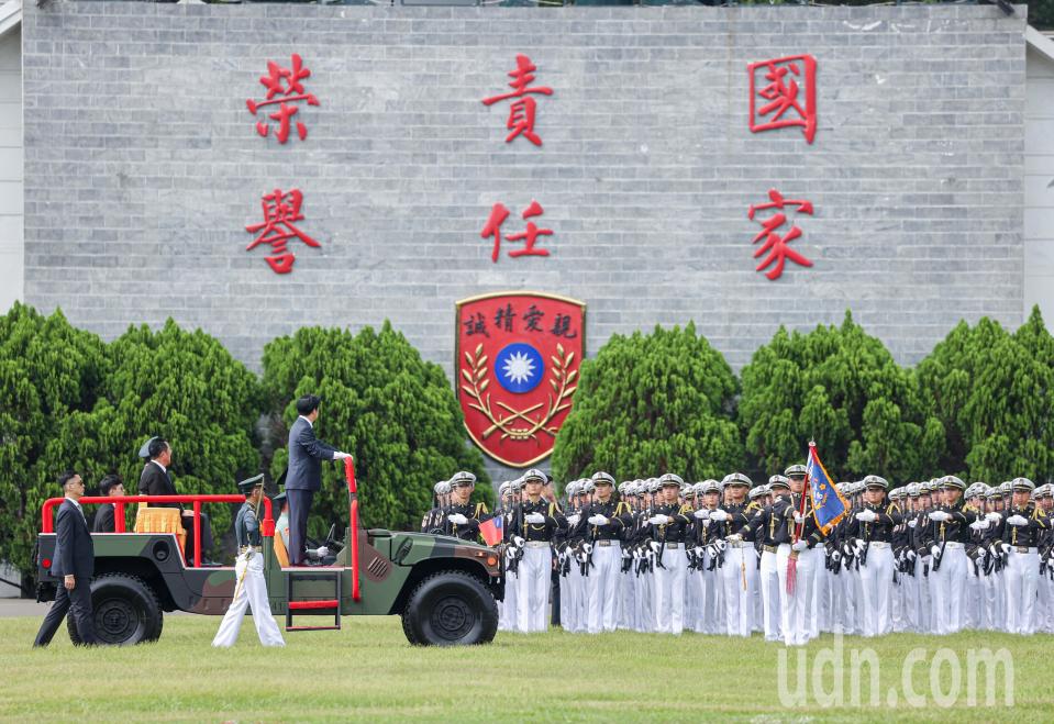 陸軍軍官學校昨舉行「黃埔建校一百周年校慶」，現場集結海陸空軍官校、國防大學各學院等隊伍，賴清德總統乘坐悍馬車校閱部隊。記者曾原信／攝影