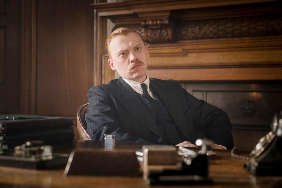 <p>Hätten Sie ihn erkannt? Zuletzt spielte Rupert Grint in der BBC-Neuverfilmung des Agatha-Christie-Krimis "Die Morde des Herrn ABC" (Bild) und der AppleTV+-Serie "Servant" mit. Ab dem 9. Februar ist er wieder auf der großen Leinwand zu sehen: Er spielt einer der Hauptrollen in "Knock at the Cabin", einem Mystery-Thriller von M. Night Shyamalan (The Sixth Sense"). (Bild: TVNOW / BBC/Diverse / Mammoth Screen)</p> 