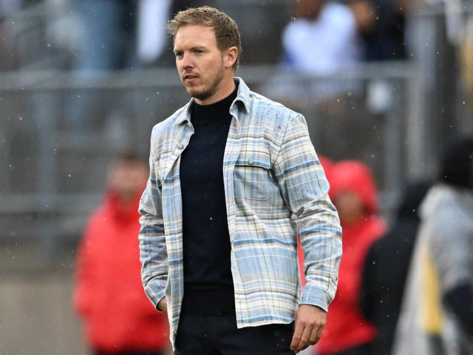 Julian Nagelsmann in seinem bemerkenswerten Outfit im ersten Spiel als Bundestrainer. (Bild: IMAGO/MIS)