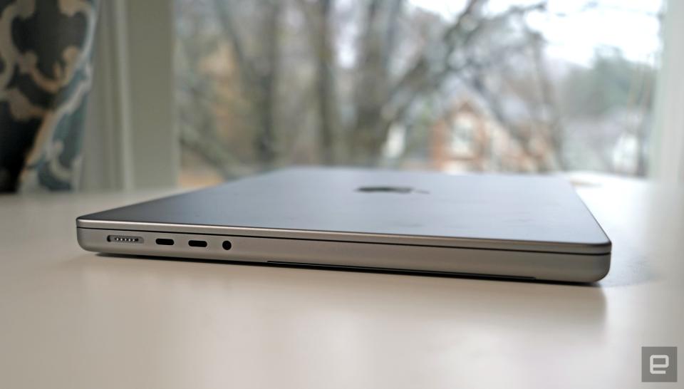 <p>MacBook Pro 14-inch (2022) closed lid</p>
