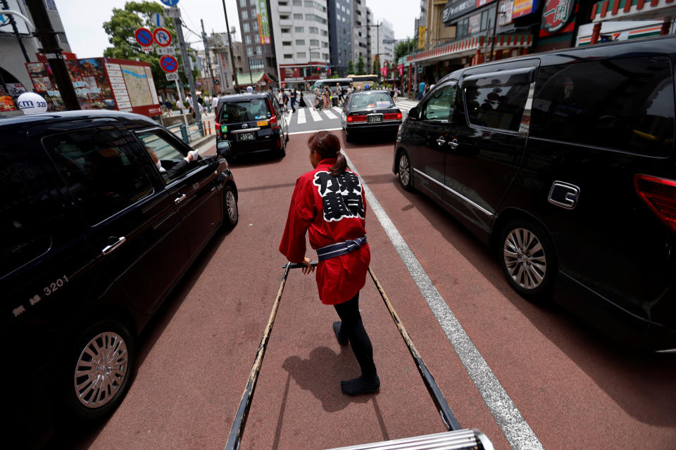 東京人力車夫近年吸引許多女性加入。圖片來源：REUTERS/Issei Kato 