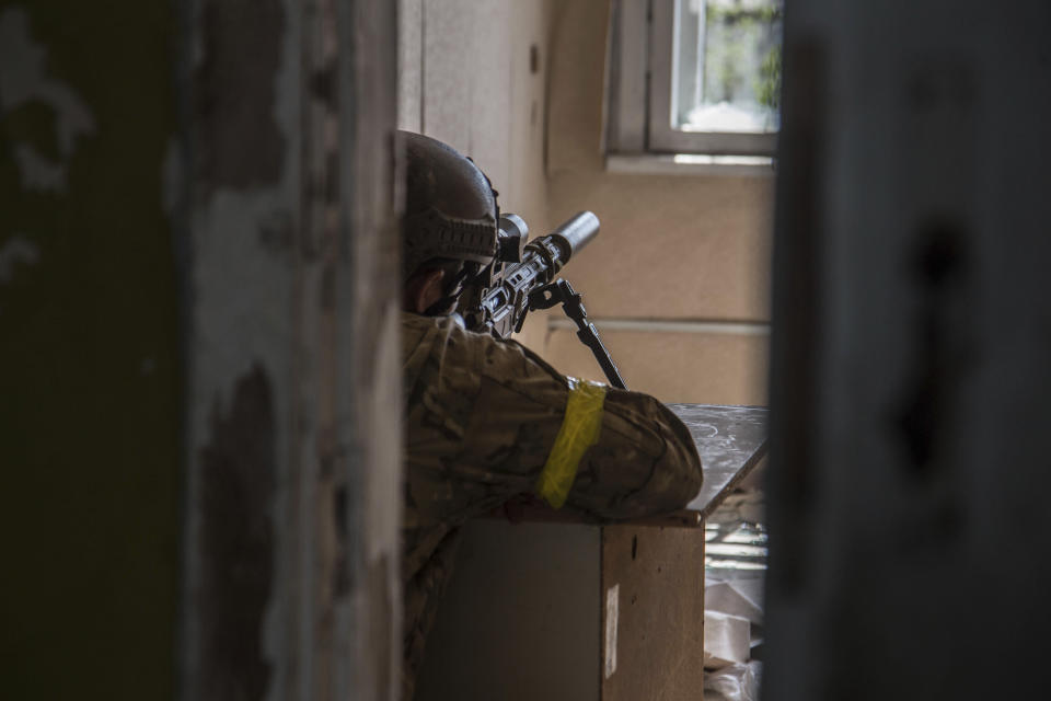 Un soldado ucraniano toma posición en los intensos combates en el frente de Severodonetsk, región de Luhansk, Ucrania, el miércoles 8 de junio de 2022. (AP Foto/Oleksandr Ratushniak)