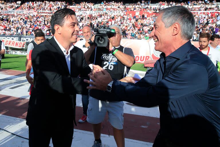 Marcelo Gallardo apuesta ahora por dos jugadores dirigidos por Ariel Holan años atrás en Independiente, Maximiliano Meza y Fabricio Bustos; antes había pedido a Esequiel Barco, y quiso a Silvio Romero y Emiliano Rigoni.