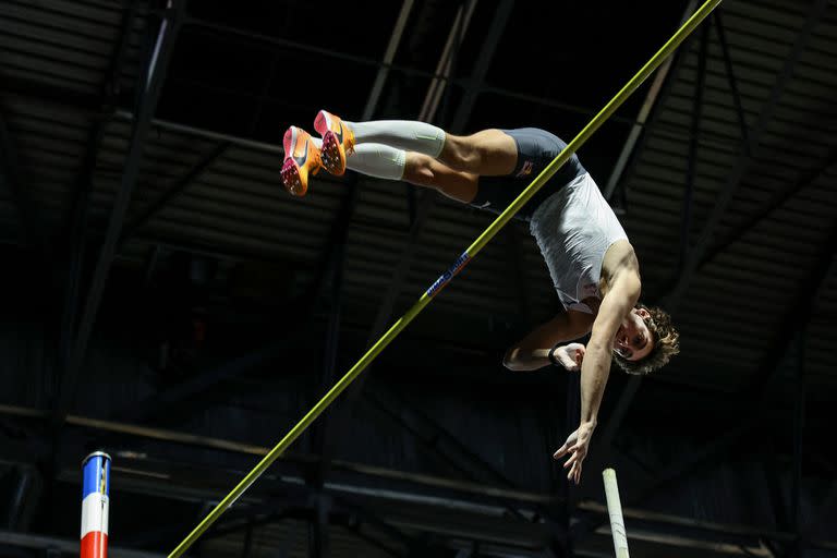 Duplantis empieza a pasar el listón y nace un nuevo récord mundial