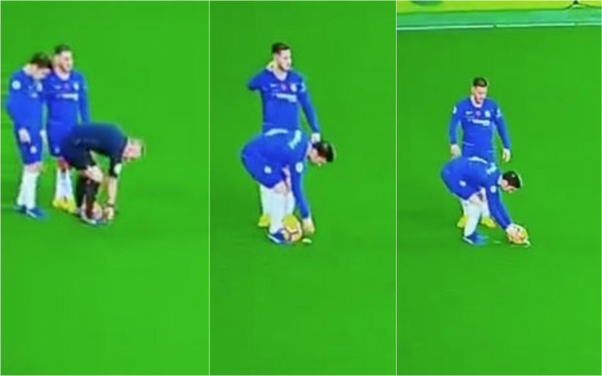 Cesc Fábregas y Eden Hazard se preparan para lanzar una falta. | Foto: Twitter