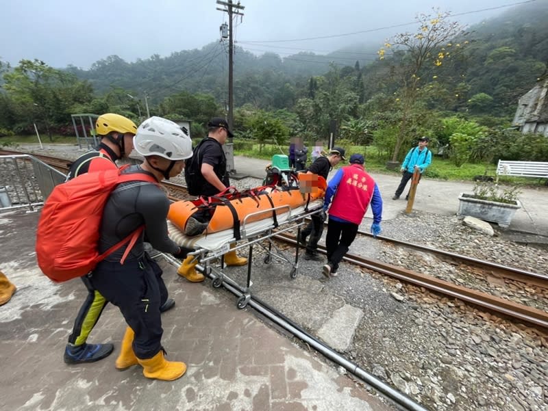 新北市消防局17日下午1時42分接獲通報，一行六人在瑞芳區三貂嶺登山，其中兩名60多歲男性，跌落約6層樓深山崖，消防局派員前往救援。（中央社／讀者提供）