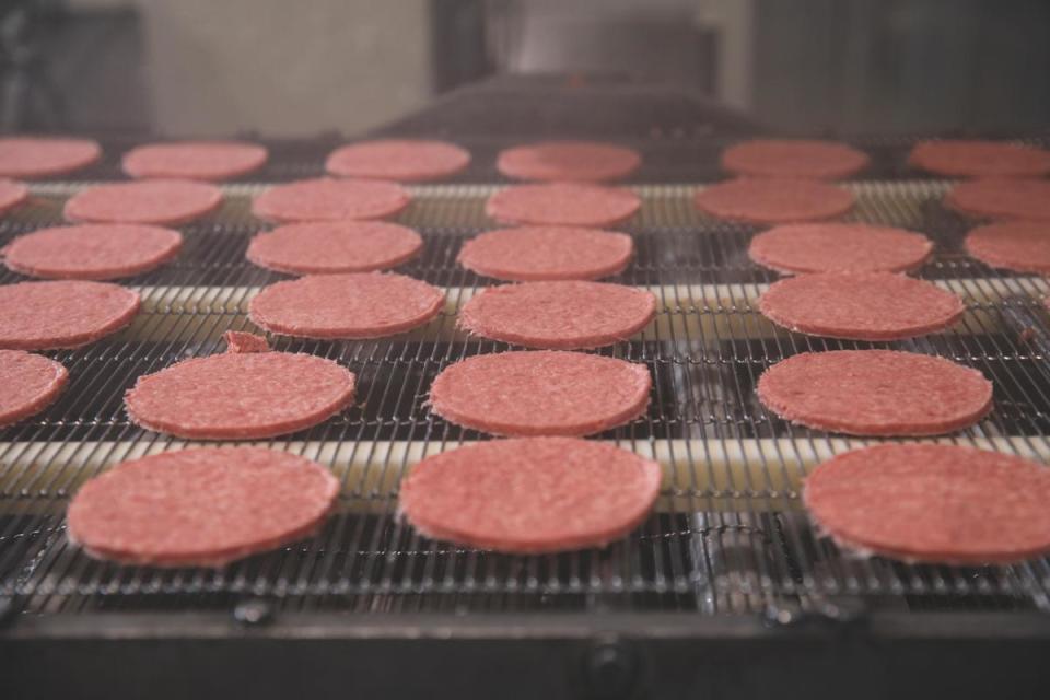 麥當勞的漢堡牛肉餅，從製作到餐桌前都經過嚴格把關。（麥當勞提供）