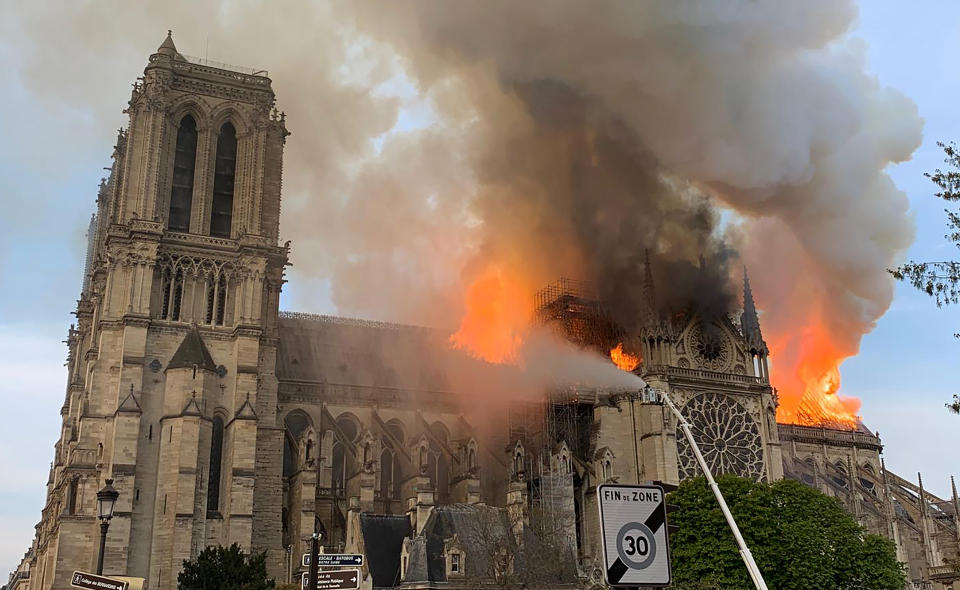 El fuego devora la catedral de Notre Dame de París