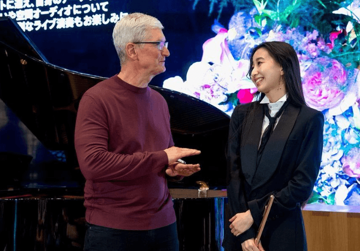 木村心美（右）在Apple Store表参道店演奏，蘋果執行長庫克（左）也到場支持。（翻攝自木村心美IG）