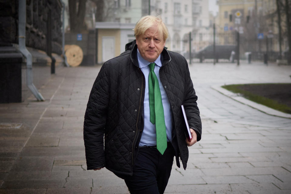 El ex primer ministro británico, Boris Johnson, llega para una reunión con el presidente de Ucrania, Volodymyr Zelenskiy, en medio del ataque de Rusia a Ucrania, en Kiev, Ucrania, el 22 de enero de 2023. Servicio de Prensa Presidencial de Ucrania/Folleto vía REUTERS ATENCIÓN EDITORES - ESTA IMAGEN HA SIDO SUMINISTRADA POR UN TERCERO.