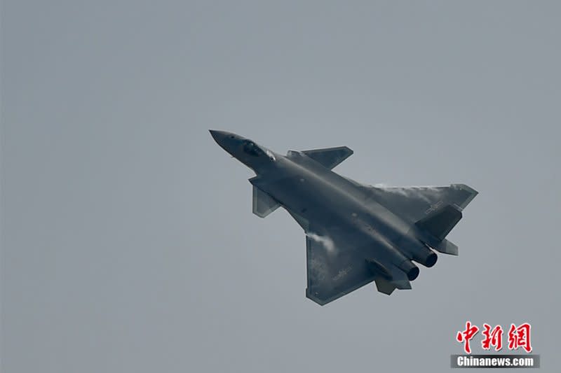 第11屆中國航展（珠海航展）11月1日在廣東珠海國際航展中心開幕。中國國產匿蹤戰鬥機「殲-20」首次公開亮相。（中新網）