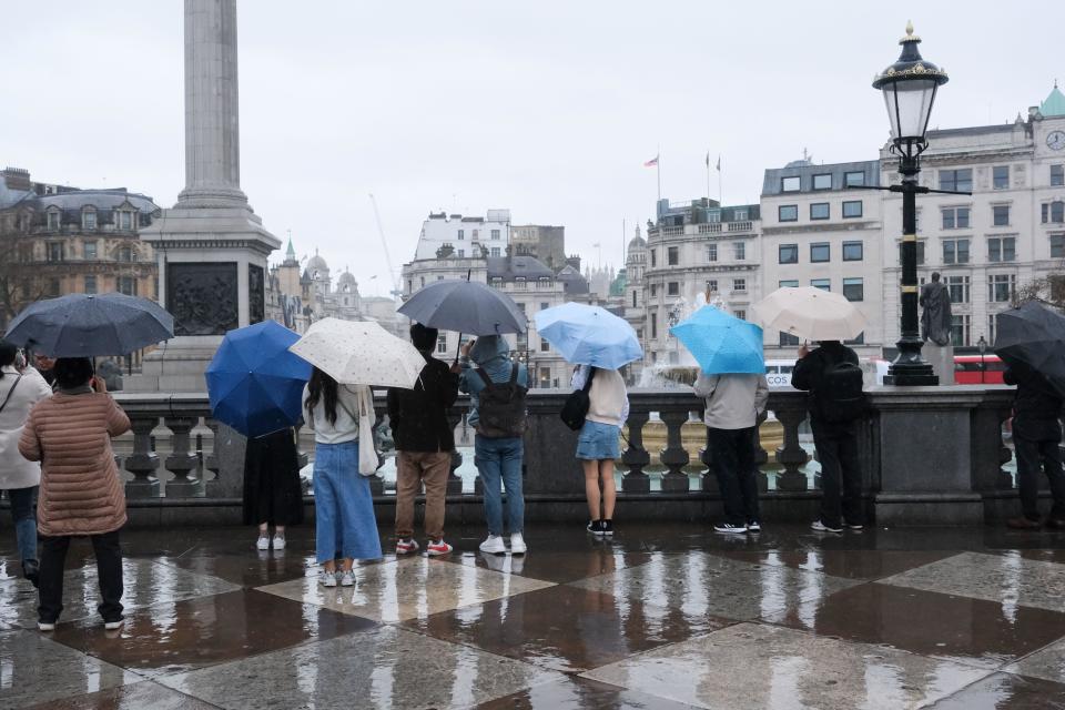 Trafalgar Square, London, UK. 31st March 2023. UK Weather: persistent rain in London, Trafalgar Square.Credit: Matthew Chattle/Alamy Live News