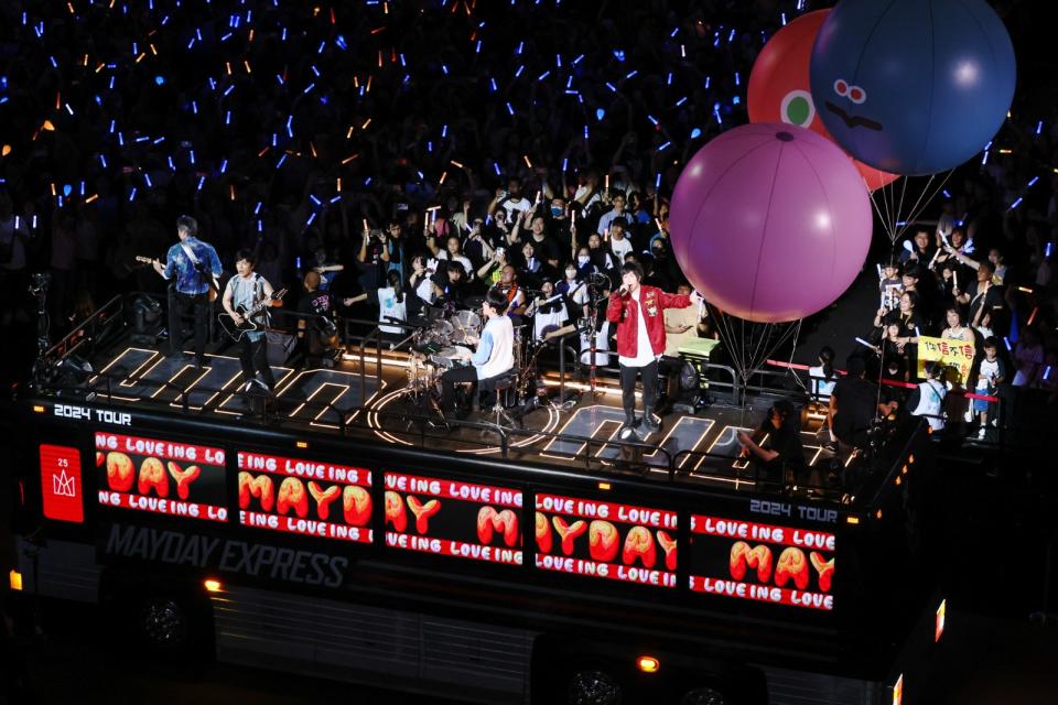 五月天慶生周打造喵星人大飛球和「MAYDAY EXPRESS」左右環繞全場。相信音樂提供