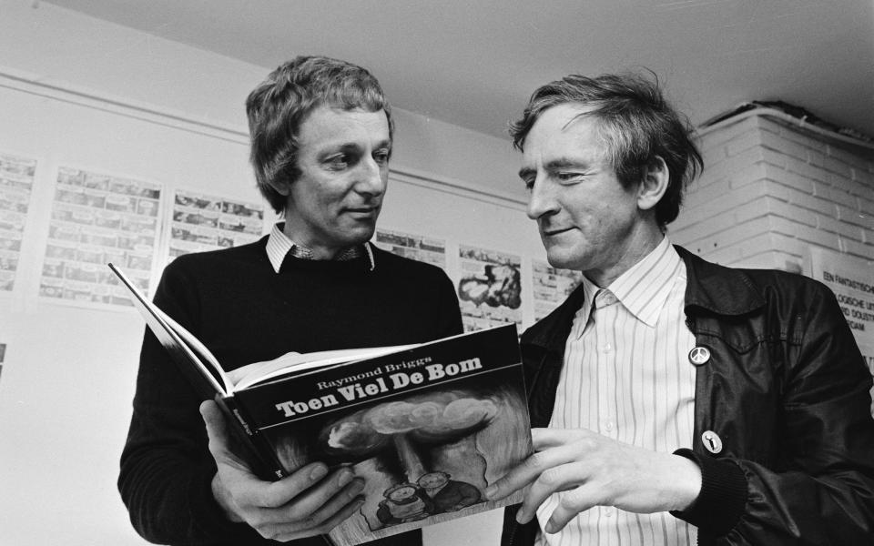 Briggs in 1983 with the anti-nuclear campaigner Mient Jan Faber and the first copy of the Dutch translation of When the Wind Blows - Alamy