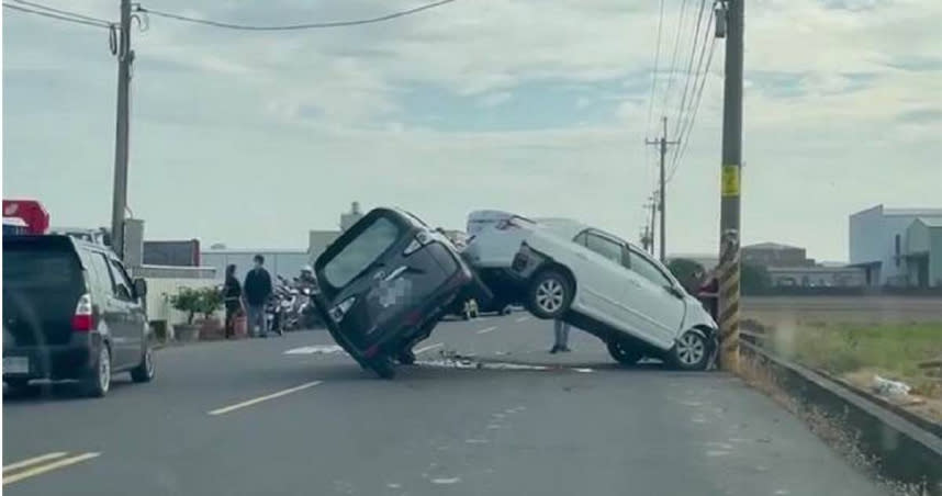 民雄鄉今天早上發生一起離奇車禍，兩車追撞後竟呈現倒v字型。（圖／記者爆料網網友提供／中國時報張亦惠嘉縣傳真）