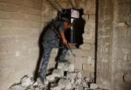 Iraqi Federal Police moves through a hole at Bab al Jadid district as the battle against Islamic State's fighters continues in the old city of Mosul, Iraq, March 26, 2017. REUTERS/Youssef Boudlal