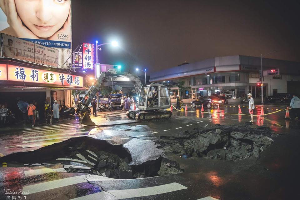 ▲高雄連日豪雨，曾發生過氣爆的路段昨（ 29 ）晚出現大坍崩。（圖／翻攝自爆料公社）