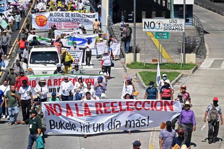 Carteles contra la reelección de Bukele durante una manifestación en El Salvador