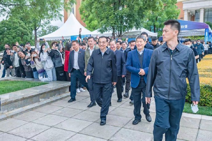 李克強18日赴雲南大學考察，繼四月份考察江西後，再度出現未戴口罩的畫面。   圖:雲南大學微博