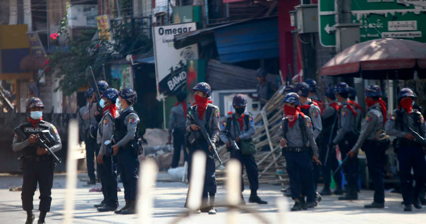 不少緬甸警察辭職加入抗爭行列。（圖／達志／美聯社）