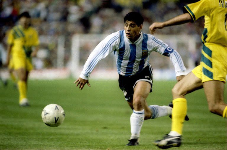 Diego Maradona controla la pelota durante el repechaje contra Australia el 31 de octubre de 1993