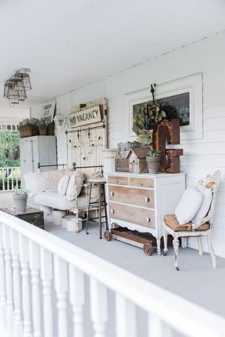 <p><a href="https://www.lizmarieblog.com/2016/09/late-summer-farmhouse-porch/" data-component="link" data-source="inlineLink" data-type="externalLink" data-ordinal="1">Liz Marie Blog</a></p>