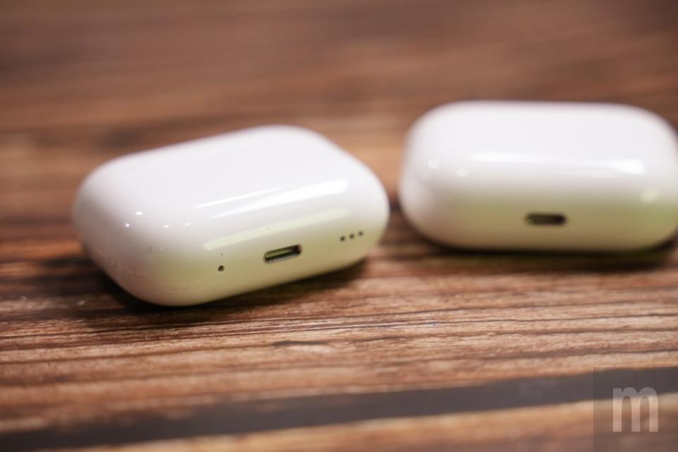 ▲充電盒底部差異主要在於AirPods Pro 2 (左)增加擴音孔設計