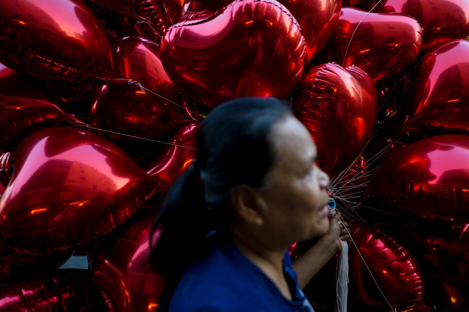 <p>Eine Frau verkauft auf den Straßen der thailändischen Hauptstadt Bangkok Luftballons zum Valentinstag. (Bild: Reuters/Athit Perawongmetha) </p>