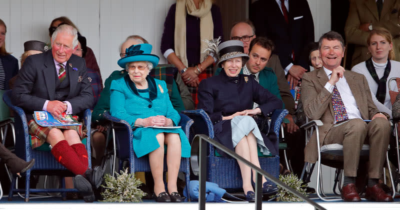 Isabel II, príncipe Carlos, Princesa Ana y Timothy Laurence