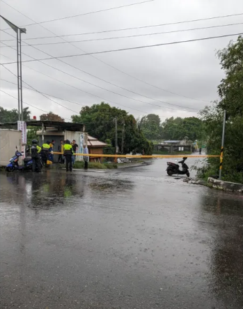 台南市今天清晨開始下起雷雨，仁德區局部淹水，台南機場旁道路封閉。   圖：台南市政府提供。