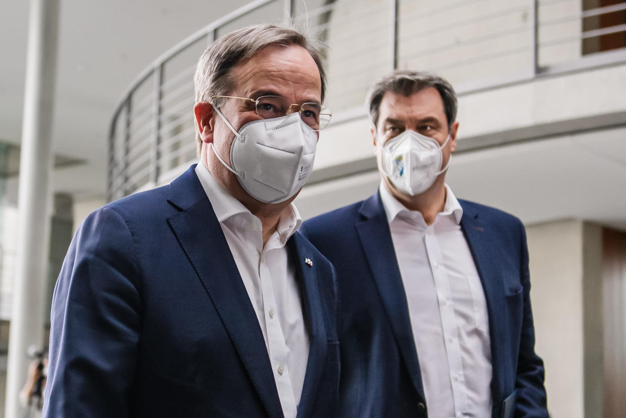 Armin Laschet und Markus Söder liefern sich in einer heiklen Phase der Pandemie einen erbitterten Machtkampf (Bild: Clemens Bilan/Pool/Getty Images)
