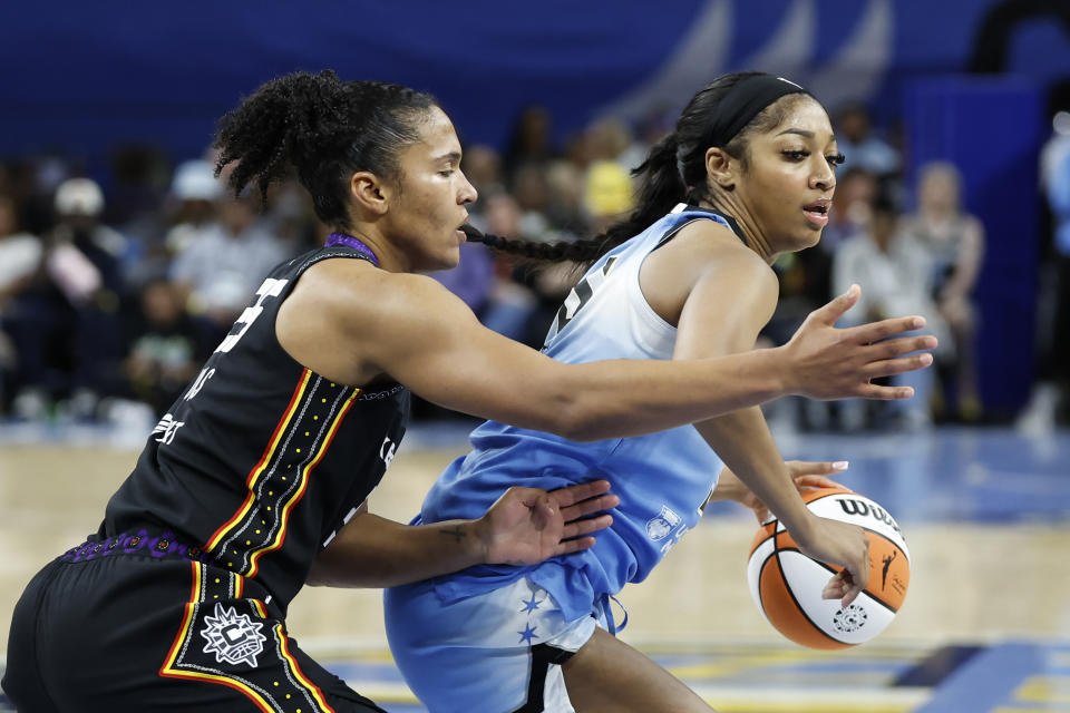 May 25, 2024; Chicago, Illinois, USA; Connecticut Sun forward Alyssa Thomas (25) defends against Chicago Sky forward Angel Reese (5) during the second half of a WNBA game at Wintrust Arena. Mandatory Credit: Kamil Krzaczynski-USA TODAY Sports