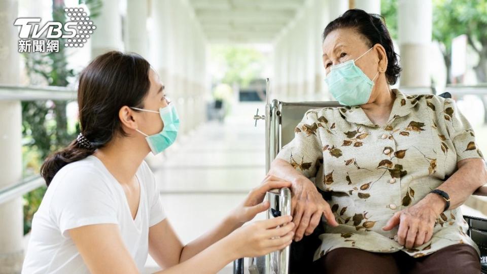 家中長輩應減少外出，降低染疫風險。（示意圖／shutterstock達志影像）