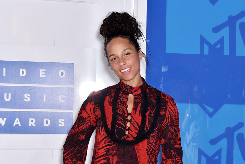 Alicia Keys wants you to know that she’s not against you wearing makeup (like at all)