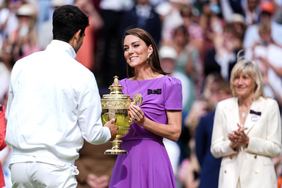 Princess Kate appears at Wimbledon tennis match!She looks good and remains elegant. The purple dress and handbag she wears are also from British brands.