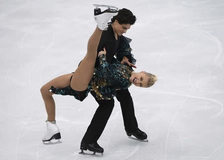 Figure Skating - ISU Grand Prix Rostelecom Cup 2017 - Ice Dance Short Dance - Moscow, Russia - October 20, 2017 - Piper Gilles and Paul Poirier of Canada compete. REUTERS/Alexander Fedorov