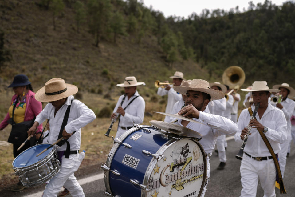 Músicos indígenas purépechas tocan durante una peregrinación para llevar una llama a través de las montañas, desde Erongarícuaro, donde los residentes mantuvieron viva la llama durante un año, hasta Ocumicho en el estado de Michoacán, México, el miércoles 31 de enero de 2024. (AP Foto/Eduardo Verdugo)