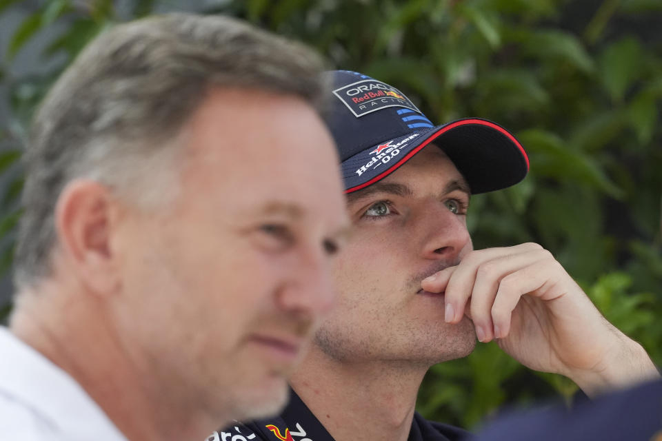 El piloto de Red Bull Max Verstappen habla con el jefe del equipo Christian Horner afuera del garage del equipo antes del Gran Premio de Australia el jueves 21 de marzo del 2024.(AP Foto/Asanka Brendon Ratnayake)