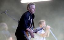 Zusammen mit Pearl-Jam-Gitarrist Mike McCready (Bild) hatte Staley 1994 das Bandprojekt Mad Season gegründet, das mit "Above" nur ein einziges Album herausbrachte. Es gilt jedoch bis heute als Meilenstein der Musikgeschichte. Ebenfalls mit zur Band gehörte John Baker Saunders (The Walkabouts). Er starb 1999 an einer Überdosis Heroin. (Bild: Jason Oxenham/Getty Images)