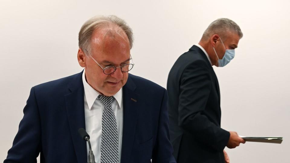 Ministerpräsident Reiner Haseloff (l) hat seinen Innenminister Holger Stahlknecht entlassen. Wie es nun weitergeht in Sachsen-Anhalt, ist noch unklar.