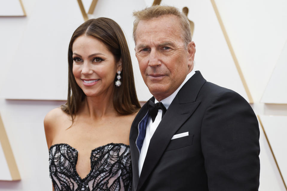 Kevin Costner und Christine Baumgartner auf dem roten Teppich bei der Oscar-Verleihung