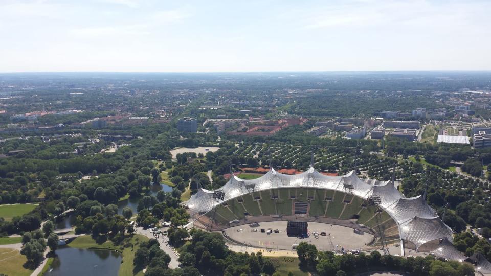 Sowohl im Olympiapark als auch in Fürstenfeldbruck finden Live-Übertragungen der Gedenkfeiern des Olympiaattentats von 1972 statt. (Bild: BR)