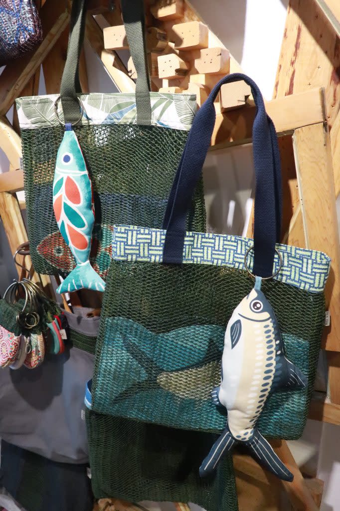 多加思所十六日參加「美麗嘉年華」活動推出的主力產品─虱目魚手提袋。（記者陳俊文攝）